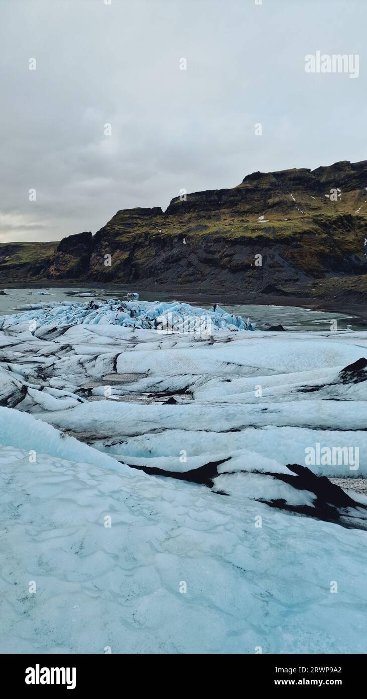 Massa di ghiaccio trasparente a forma di diamante, ghiacciaio nordico vatnajokull nell'ambiente invernale della regione settentrionale intorno al lago ghiacciato. Iceberg naturali e frammenti di ghiaccio dal paesaggio islandese. Foto Stock