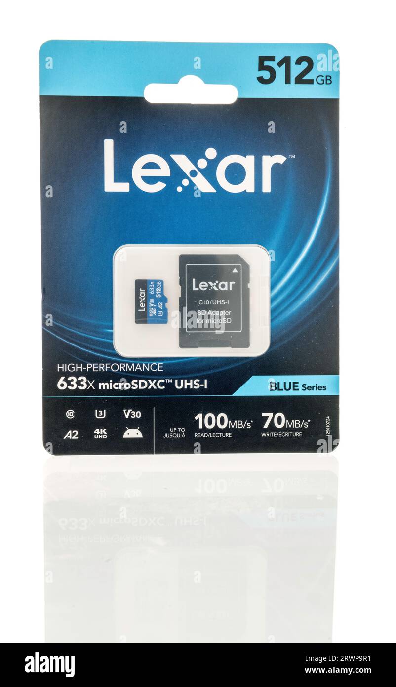 Winneconne, WI - 10 settembre 2023: Un pacchetto di schede di memoria Lexar serie Blue su uno sfondo isolato Foto Stock