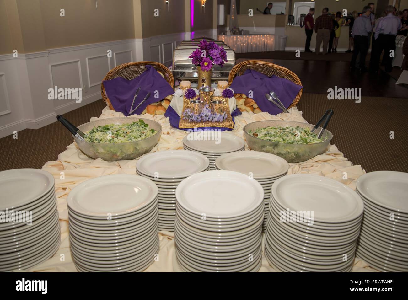 Fridley, Minnesota. Tavolo a buffet al ricevimento nuziale in attesa che gli ospiti vengano a mangiare. Foto Stock