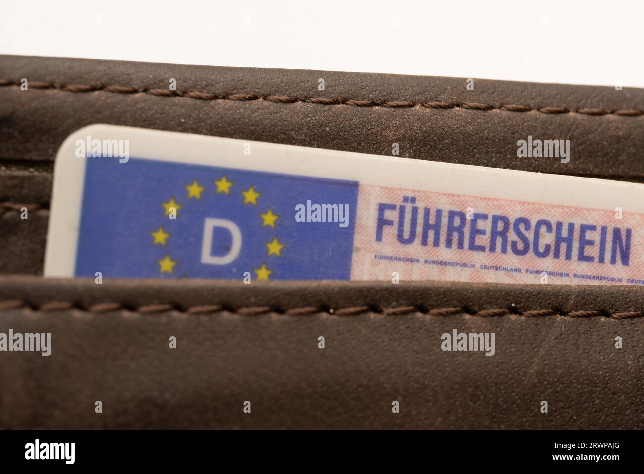 , Symbole, Politik, Deutschland, 20.09.2023, simbolo UE und Führerschein simbolo UE und Führerschein, der in einer Geldboerse steckt. Foto Stock