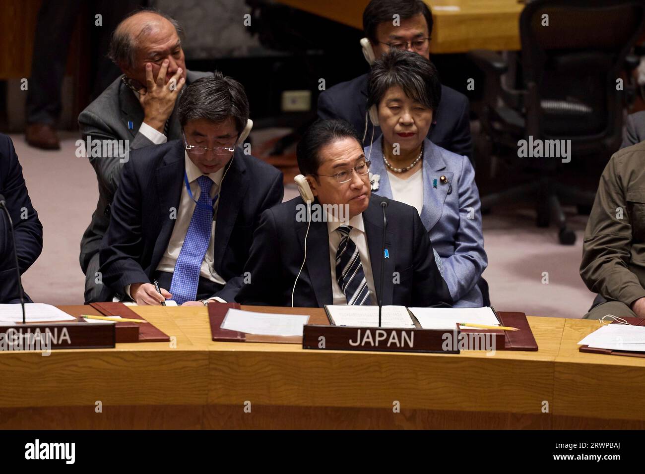 New York, Stati Uniti. 20 settembre 2023. Il primo ministro giapponese Fumio Kishida ascolta mentre il presidente ucraino Volodymyr Zelenskyy si rivolge a una riunione speciale del Consiglio di sicurezza sull'invasione russa dell'Ucraina presso la sede delle Nazioni Unite, il 20 settembre 2023 a New York, New York, USA. Credito: Ucraina Presidenza/Ufficio stampa presidenziale ucraino/Alamy Live News Foto Stock