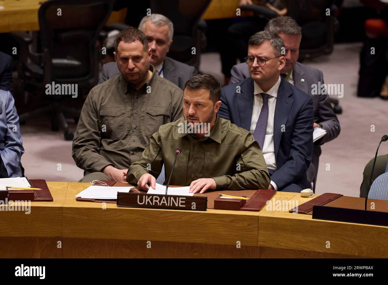 New York, Stati Uniti. 20 settembre 2023. Il presidente ucraino Volodymyr Zelenskyy ascolta durante una riunione speciale del Consiglio di sicurezza sull'invasione russa dell'Ucraina presso la sede delle Nazioni Unite, il 20 settembre 2023 a New York, New York, USA. Credito: Ucraina Presidenza/Ufficio stampa presidenziale ucraino/Alamy Live News Foto Stock