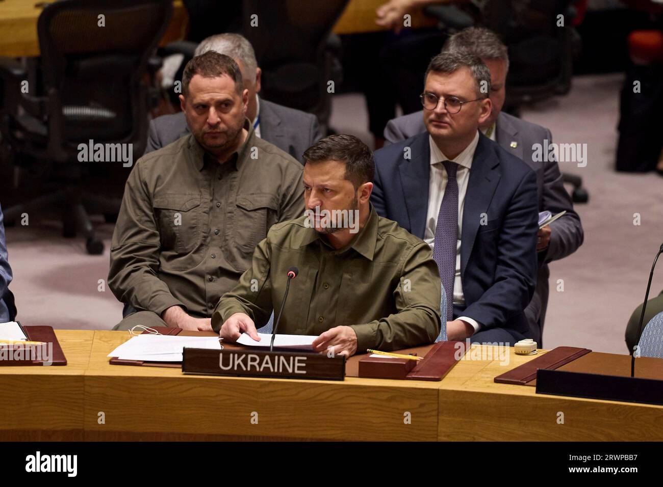 New York, Stati Uniti. 20 settembre 2023. Il presidente ucraino Volodymyr Zelenskyy ascolta durante una riunione speciale del Consiglio di sicurezza sull'invasione russa dell'Ucraina presso la sede delle Nazioni Unite, il 20 settembre 2023 a New York, New York, USA. Credito: Ucraina Presidenza/Ufficio stampa presidenziale ucraino/Alamy Live News Foto Stock