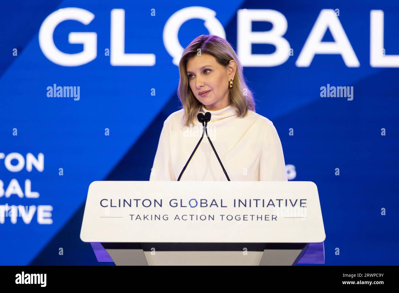 New York, Stati Uniti. 19 settembre 2023. Ucraina la First Lady Olena Zelenska, giusto, fa commenti dopo che è stata presentata con il Clinton Global Citizen Award all'evento Clinton Global Initiative presso l'Hilton Hotel, 19 settembre 2023 a New York City, New York, USA. Credito: Ucraina Presidenza/Ufficio stampa presidenziale ucraino/Alamy Live News Foto Stock