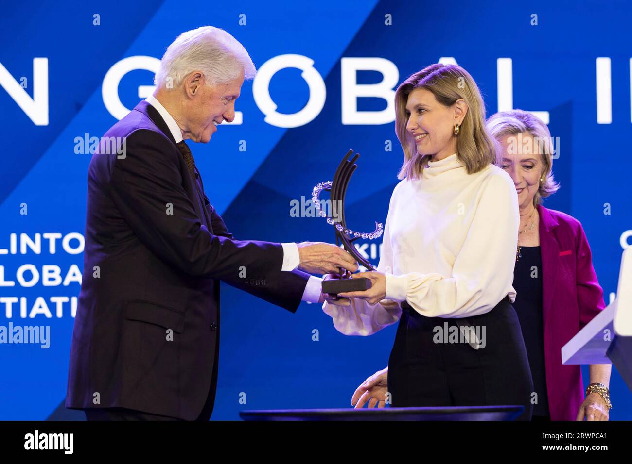 New York, Stati Uniti. 19 settembre 2023. L'ex presidente degli Stati Uniti Bill Clinton, a sinistra, e l'ex segretario di Stato Hillary Clinton, a destra, presenta all'Ucraina la First Lady Olena Zelenska il Clinton Global Citizen Award all'evento Clinton Global Initiative presso l'Hilton Hotel, 19 settembre 2023 a New York City, New York, USA. Credito: Ucraina Presidenza/Ufficio stampa presidenziale ucraino/Alamy Live News Foto Stock