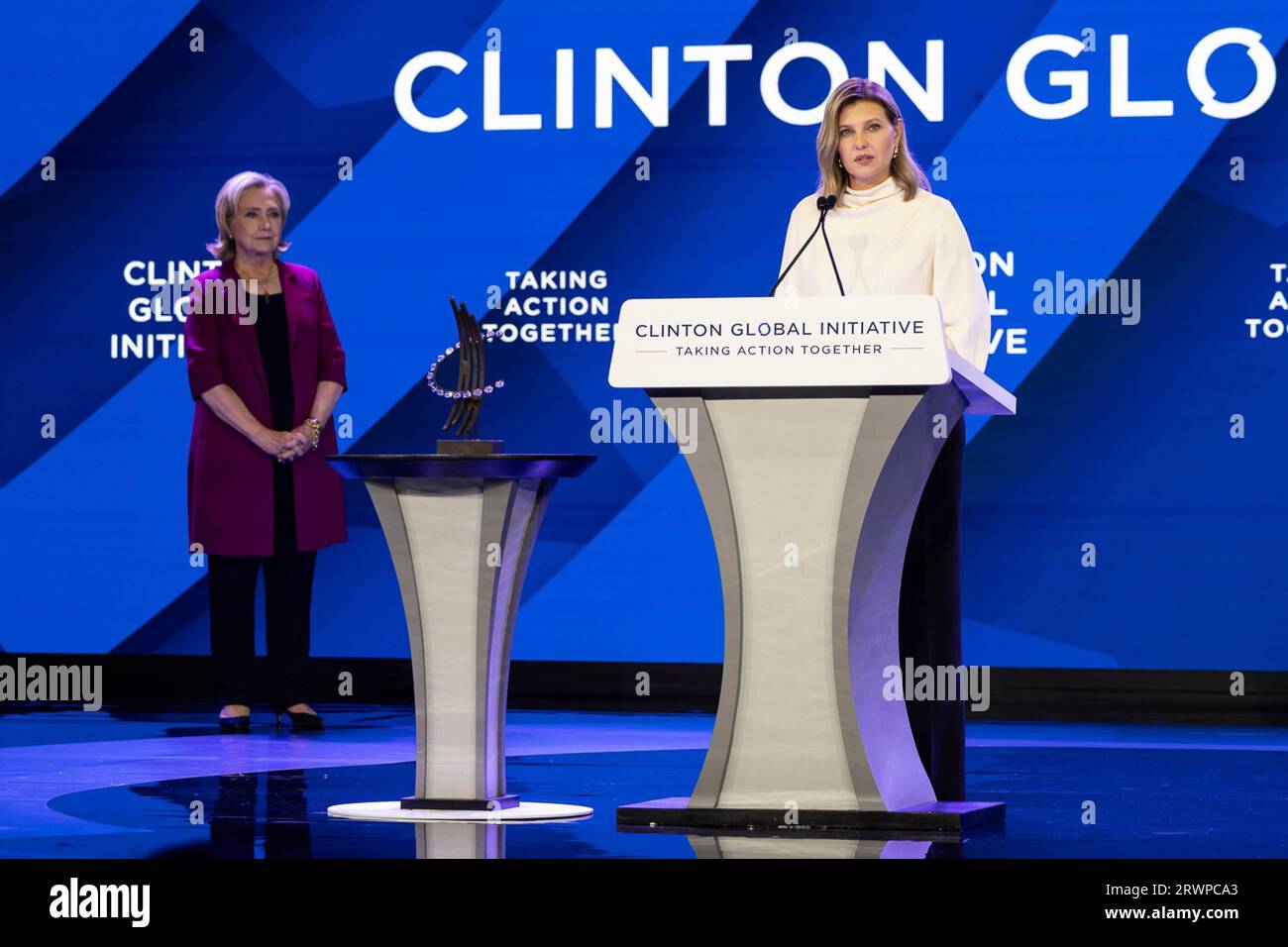 New York, Stati Uniti. 19 settembre 2023. Ucraina la First Lady Olena Zelenska, giusto, fa commenti dopo che è stata presentata con il Clinton Global Citizen Award all'evento Clinton Global Initiative presso l'Hilton Hotel, 19 settembre 2023 a New York City, New York, USA. L'ex Segretario di Stato degli Stati Uniti Hillary Clinton, a sinistra, guarda. Credito: Ucraina Presidenza/Ufficio stampa presidenziale ucraino/Alamy Live News Foto Stock