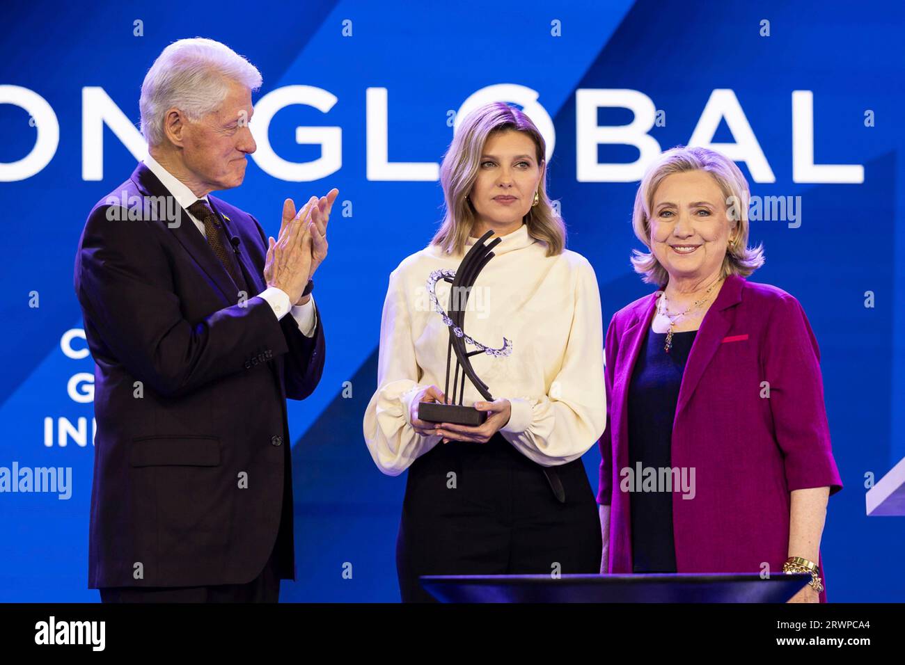 New York, Stati Uniti. 19 settembre 2023. L'ex presidente degli Stati Uniti Bill Clinton, a sinistra, e l'ex segretario di Stato Hillary Clinton, a destra, presenta all'Ucraina la First Lady Olena Zelenska il Clinton Global Citizen Award all'evento Clinton Global Initiative presso l'Hilton Hotel, 19 settembre 2023 a New York City, New York, USA. Credito: Ucraina Presidenza/Ufficio stampa presidenziale ucraino/Alamy Live News Foto Stock