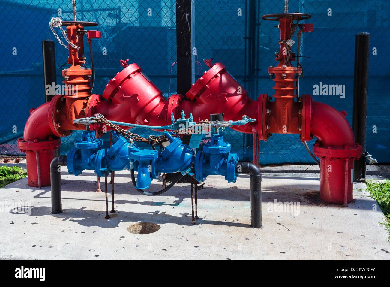 Colorful Fire Hydrants, 10th Street, City of Miami Beach, Florida, USA, sul retro del 1001 Washington Avenue Foto Stock