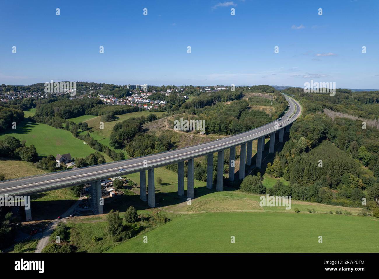 Luftaufnahme Viadukt Autobahnbrücke der BAB A45 - Talbrücke Bremecke der Sauerlandlinie in Lüdenscheid, Nordrhein-Westfalen, Deutschland Foto Stock