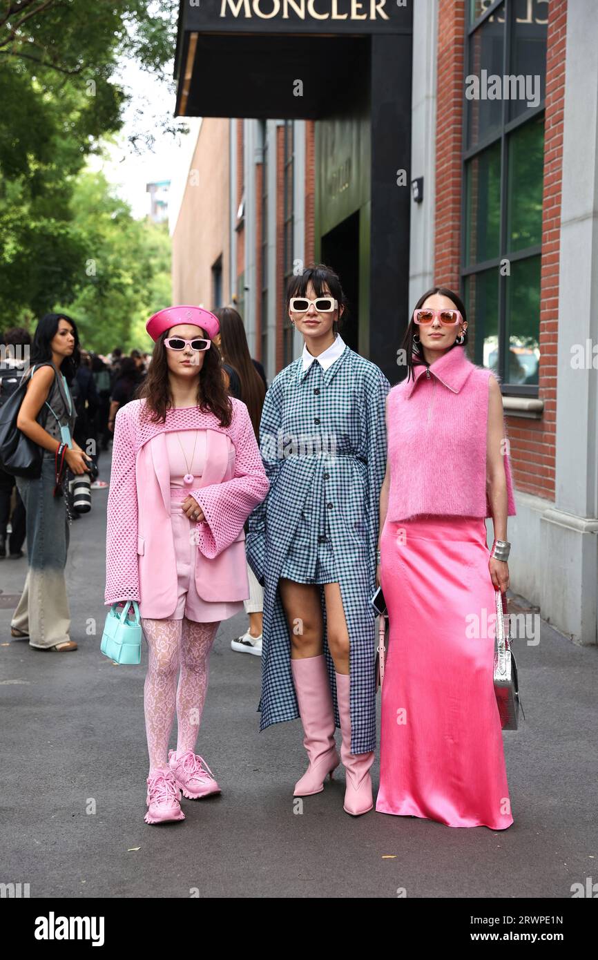 Milano, Lombardia, Italia. 20 settembre 2023. La settimana della moda milanese si svolge dal 19 al 25 settembre 2023 a Milano, Italia. Gli amanti della moda e i blogger di moda posano per i fotografi prima della sfilata di moda Fendi (Credit Image: © Marina Takimoto/ZUMA Press Wire) SOLO PER USO EDITORIALE! Non per USO commerciale! Foto Stock