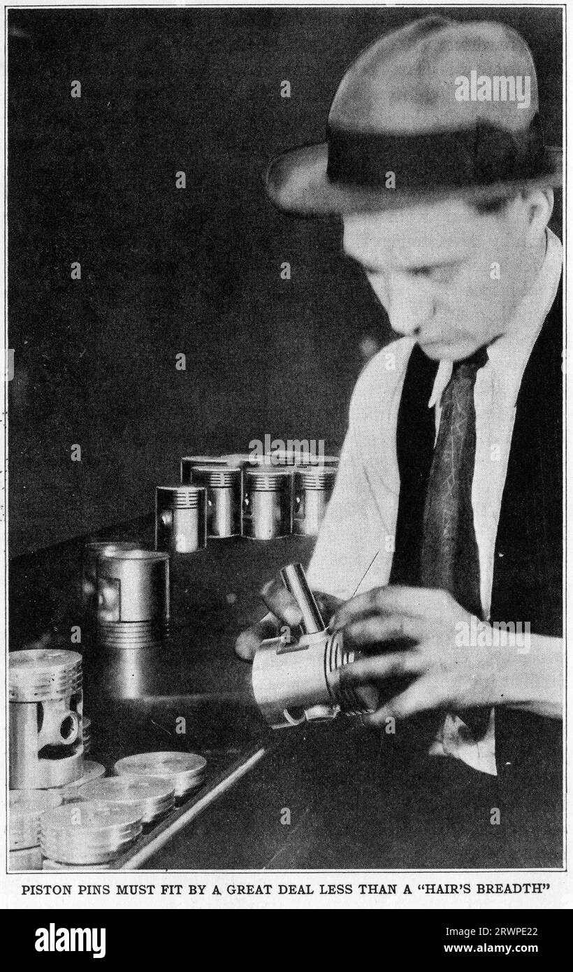 Mezzitoni di un meccanico che installa gli spinotti dei pistoni nel motore di un'auto, circa 1934. Foto Stock