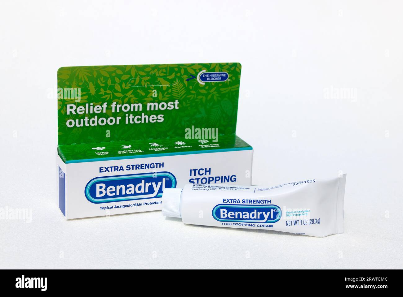 Benadryl Itch Stopping Cream, un analgesico e bloccante dell'istamina per morsi, eruzioni cutanee, ustioni, scottature solari, tagli, graffi, irritazioni. Foto Stock