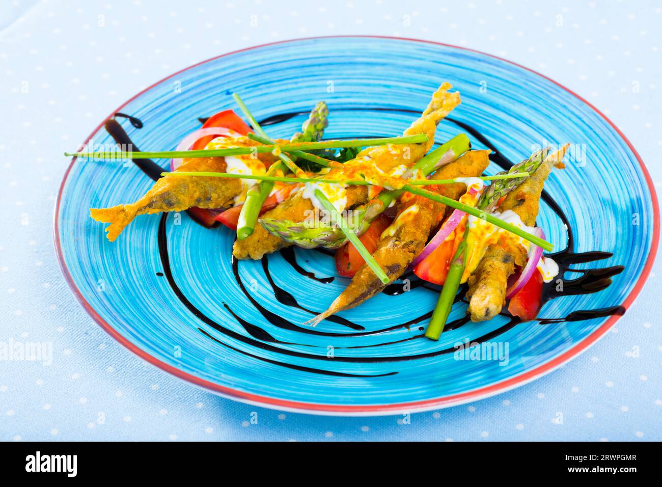 Acciughe in pastella con salsa e verdure Foto Stock