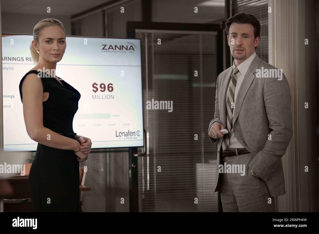 DATA DI RILASCIO: 27 ottobre 2023. TITOLO: Pain Hustlers. STUDIO: Wychwood Media. DIRETTORE: David Yates. TRAMA: Liza sogna una vita migliore per lei e sua figlia così ottiene un lavoro in una farmacia in bancarotta e il fegato di Liza catapulta l'azienda e lei nella vita alta senza sapere che presto sarà nel mezzo di una cospirazione criminale. PROTAGONISTI: EMILY BLUNT nel ruolo di Liza, CHRIS EVANS nel ruolo di Brenner. (Immagine di credito: © Wychwood Media/Entertainment Pictures/ZUMAPRESS.com) SOLO PER USO EDITORIALE! Non per USO commerciale! Foto Stock