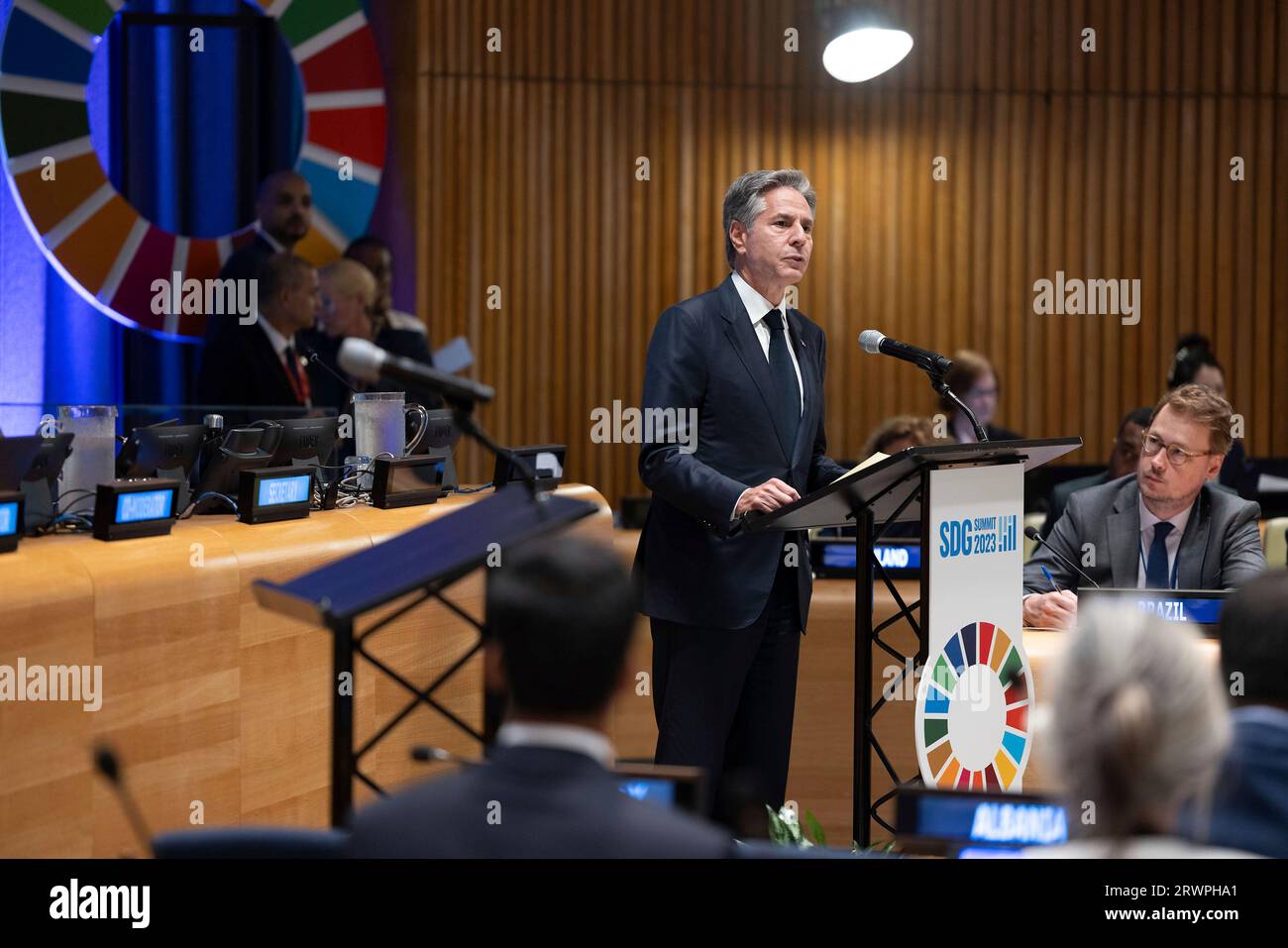 New York, Stati Uniti. 20 settembre 2023. Il Segretario di Stato degli Stati Uniti Antony Blinken, centro, affronta il vertice degli obiettivi di sviluppo sostenibile delle Nazioni Unite presso la sede delle Nazioni Unite, 20 settembre 2023 a New York City, New York, USA. Credito: Chuck Kennedy/Dipartimento di Stato degli Stati Uniti/Alamy Live News Foto Stock