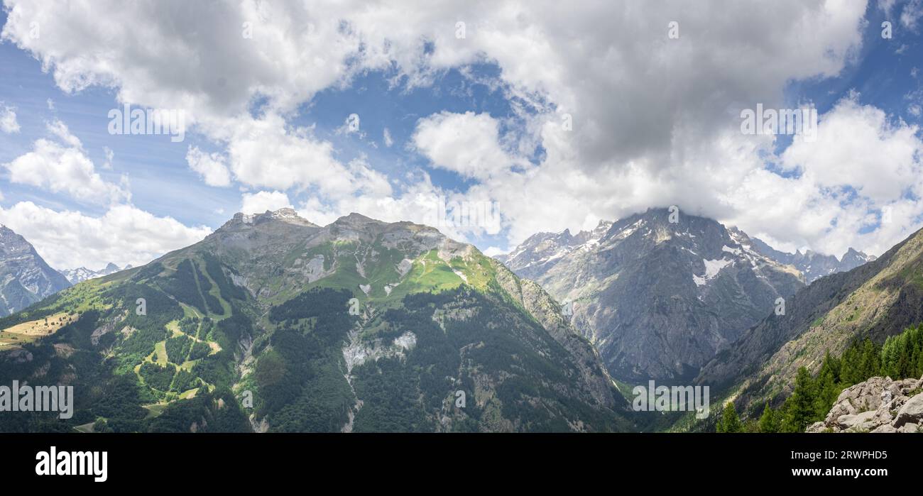 Nuvole maestose sulle montagne Foto Stock