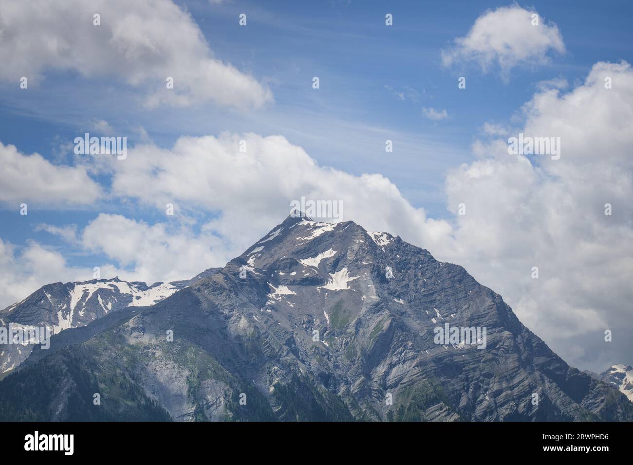 Paesaggio di montagne innevate estive Foto Stock