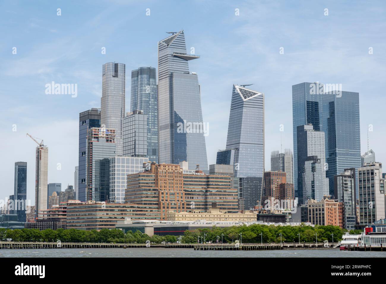 USA, New York, Hudson Yards. Vista dal fiume Hudson. Skyline con 30 e 10 Hudson Yards (e la piattaforma The Edge), lo Spiral & Hudson River Park Foto Stock