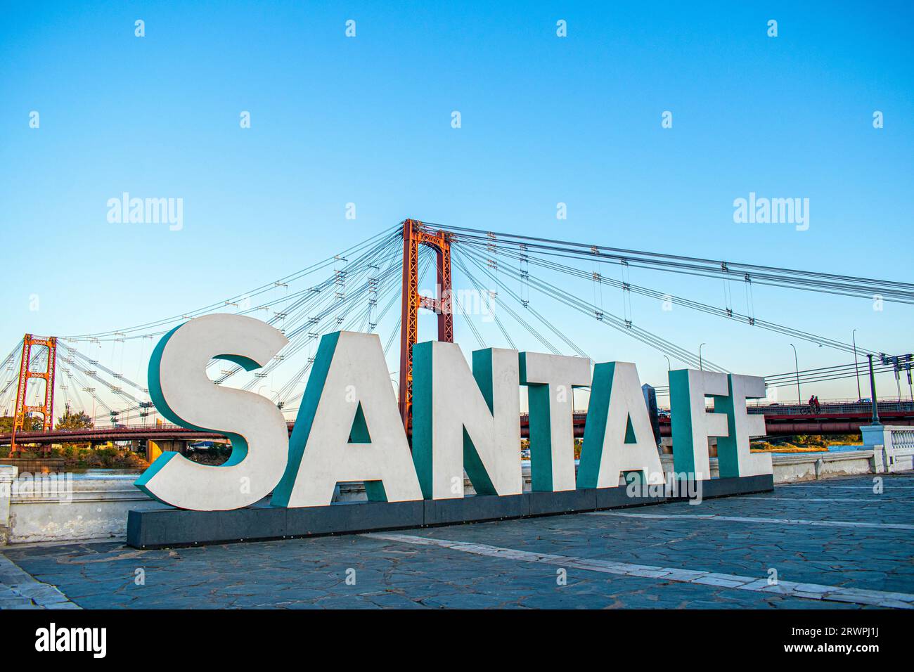 Cartello con il nome della città e il ponte sospeso. Santa Fe, Argentina. Foto Stock