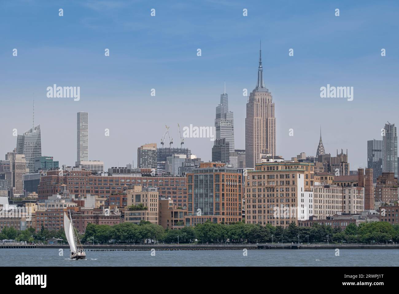 USA, New York, fiume Hudson, skyline di Manhattan da est con l'Empire State Building e Little Island di Thomas Heatherwick Foto Stock