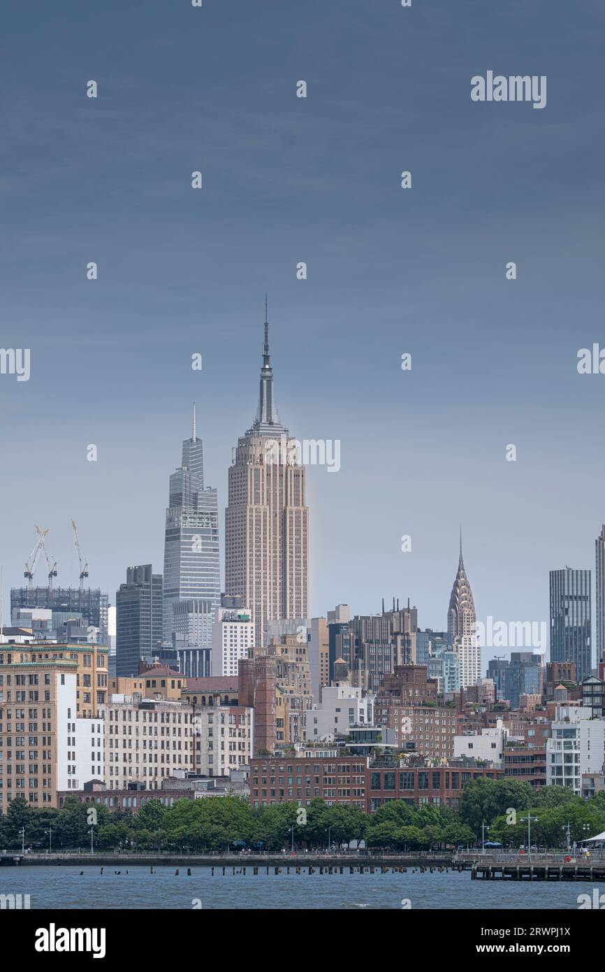 USA, New York, fiume Hudson, skyline di Manhattan da est con l'Empire State Building e Little Island di Thomas Heatherwick Foto Stock