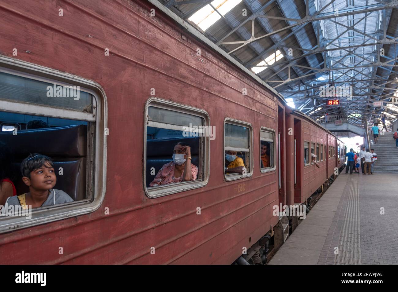 Pendolari alla Fort Railway Sation a Colombo. Trasporto in treno. Asia, Sri Lanka, Colombo Foto Stock