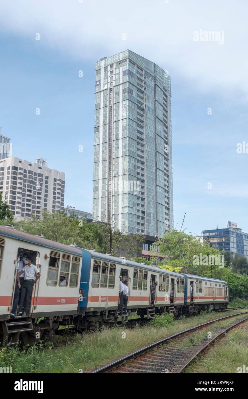 Treno pendolare a Colobo. Trasporto ferroviario. Asia, Sri Lanka, Colombo Foto Stock