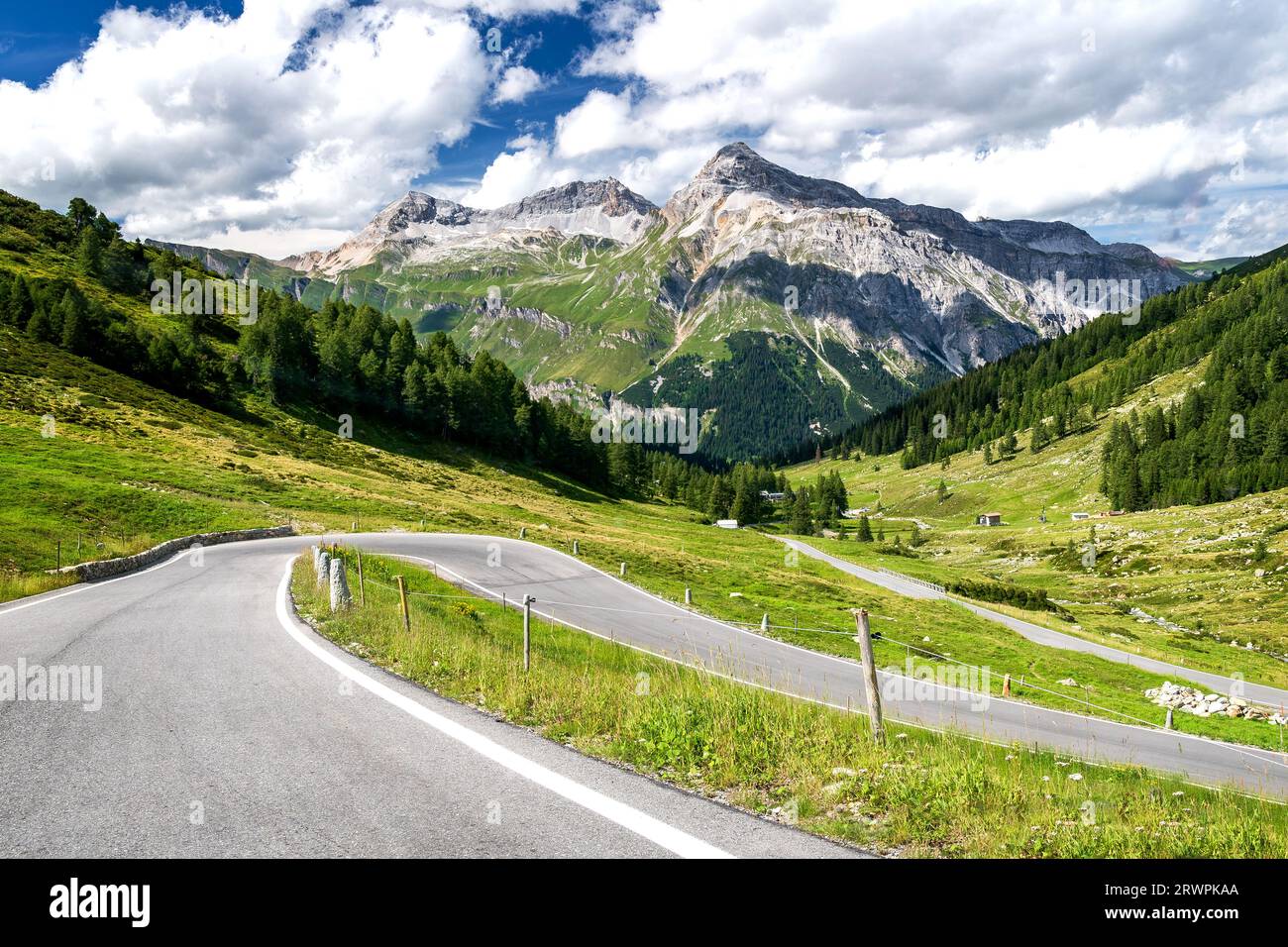 Strada serpentina al passo alpino di Splügen a Grigioni, Svizzera Foto Stock