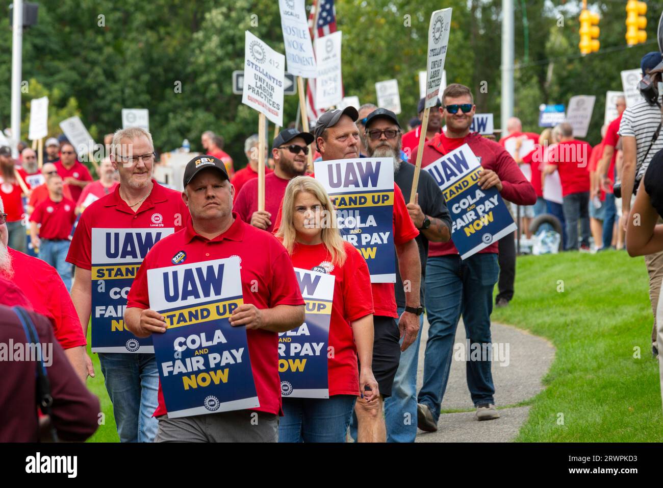 Auburn Hills, Michigan, USA. 20 settembre 2023. I membri della United Auto Workers tengono un picchetto di allenamento presso il quartier generale della Stellantis durante il loro sciopero contro i costruttori di automobili Detroit 3. L'unione afferma che il 22 settembre estenderà il suo sciopero limitato ad altri impianti se non vi saranno progressi sufficienti nei negoziati contrattuali. Crediti: Jim West/Alamy Live News Foto Stock