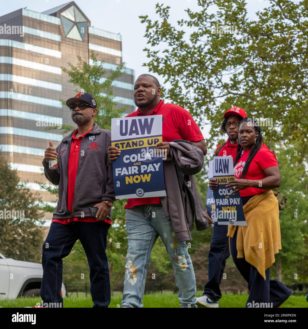 Auburn Hills, Michigan, USA. 20 settembre 2023. I membri della United Auto Workers tengono un picchetto di allenamento presso il quartier generale della Stellantis durante il loro sciopero contro i costruttori di automobili Detroit 3. L'unione afferma che il 22 settembre estenderà il suo sciopero limitato ad altri impianti se non vi saranno progressi sufficienti nei negoziati contrattuali. Crediti: Jim West/Alamy Live News Foto Stock