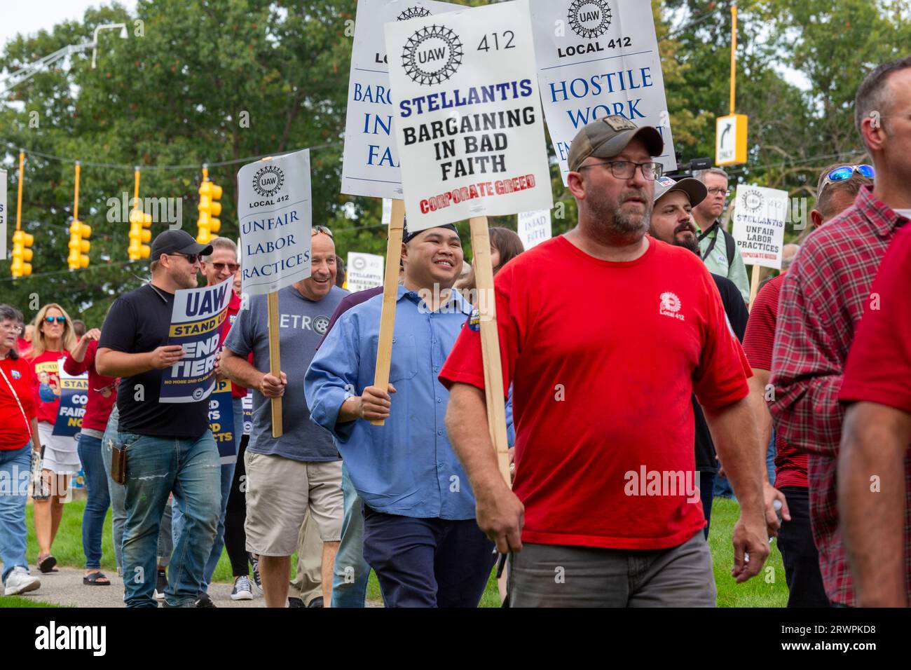 Auburn Hills, Michigan, USA. 20 settembre 2023. I membri della United Auto Workers tengono un picchetto di allenamento presso il quartier generale della Stellantis durante il loro sciopero contro i costruttori di automobili Detroit 3. L'unione afferma che il 22 settembre estenderà il suo sciopero limitato ad altri impianti se non vi saranno progressi sufficienti nei negoziati contrattuali. Crediti: Jim West/Alamy Live News Foto Stock