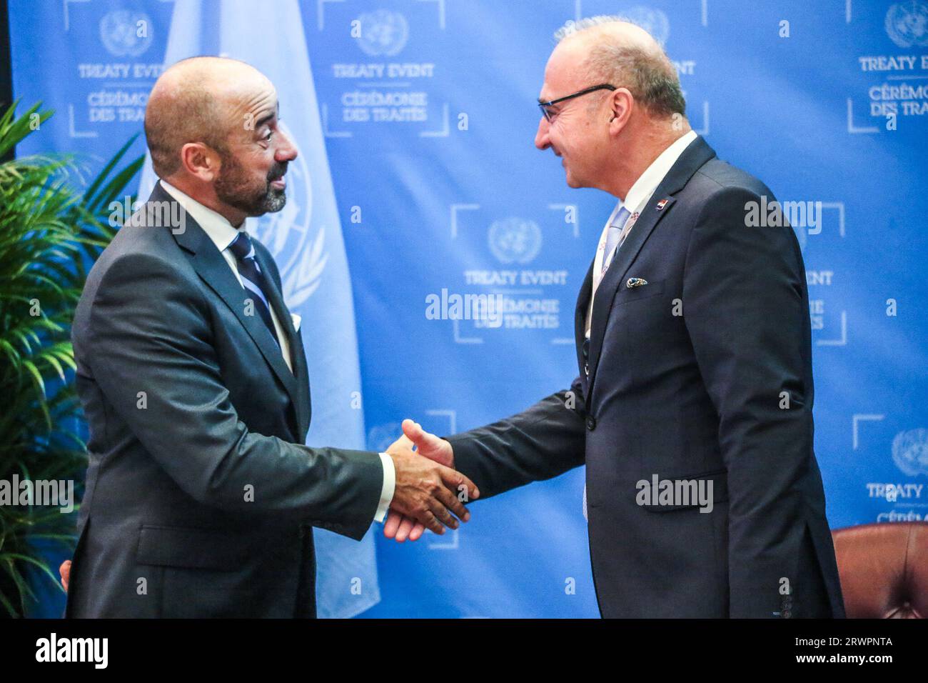 New York, New York, USA. 20 settembre 2023. GORDAN GRLIC-RADMAN, ministro croato degli affari esteri ed europei, stringe la mano a MIGUEL DE SERPA SOARES, Sottosegretario generale delle Nazioni Unite per gli affari giuridici e consulente legale delle Nazioni Unite, dopo aver firmato il trattato di accordo ai sensi della Convenzione delle Nazioni Unite sul diritto del mare. (Immagine di credito: © Bianca Otero/ZUMA Press Wire) SOLO USO EDITORIALE! Non per USO commerciale! Foto Stock