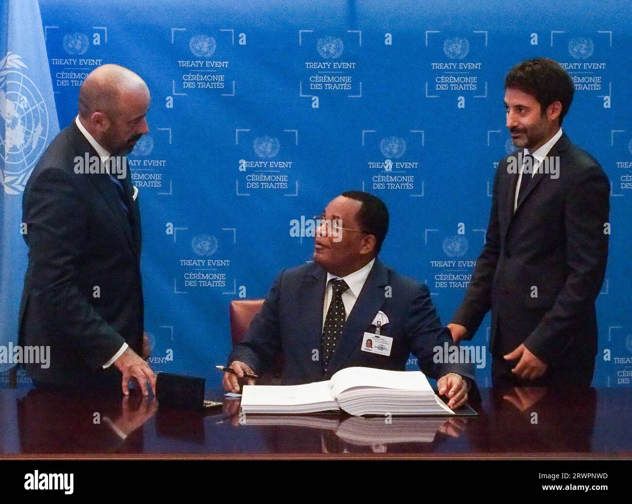 New York, New York, USA. 20 settembre 2023. JEAN-CLAUDE GAKOSSO, ministro degli affari esteri della Repubblica del Congo, firma il trattato di accordo ai sensi della convenzione delle Nazioni Unite sul diritto del mare sulla conservazione e l'uso sostenibile della diversità biologica marina delle zone al di fuori della giurisdizione nazionale. (Immagine di credito: © Bianca Otero/ZUMA Press Wire) SOLO USO EDITORIALE! Non per USO commerciale! Foto Stock