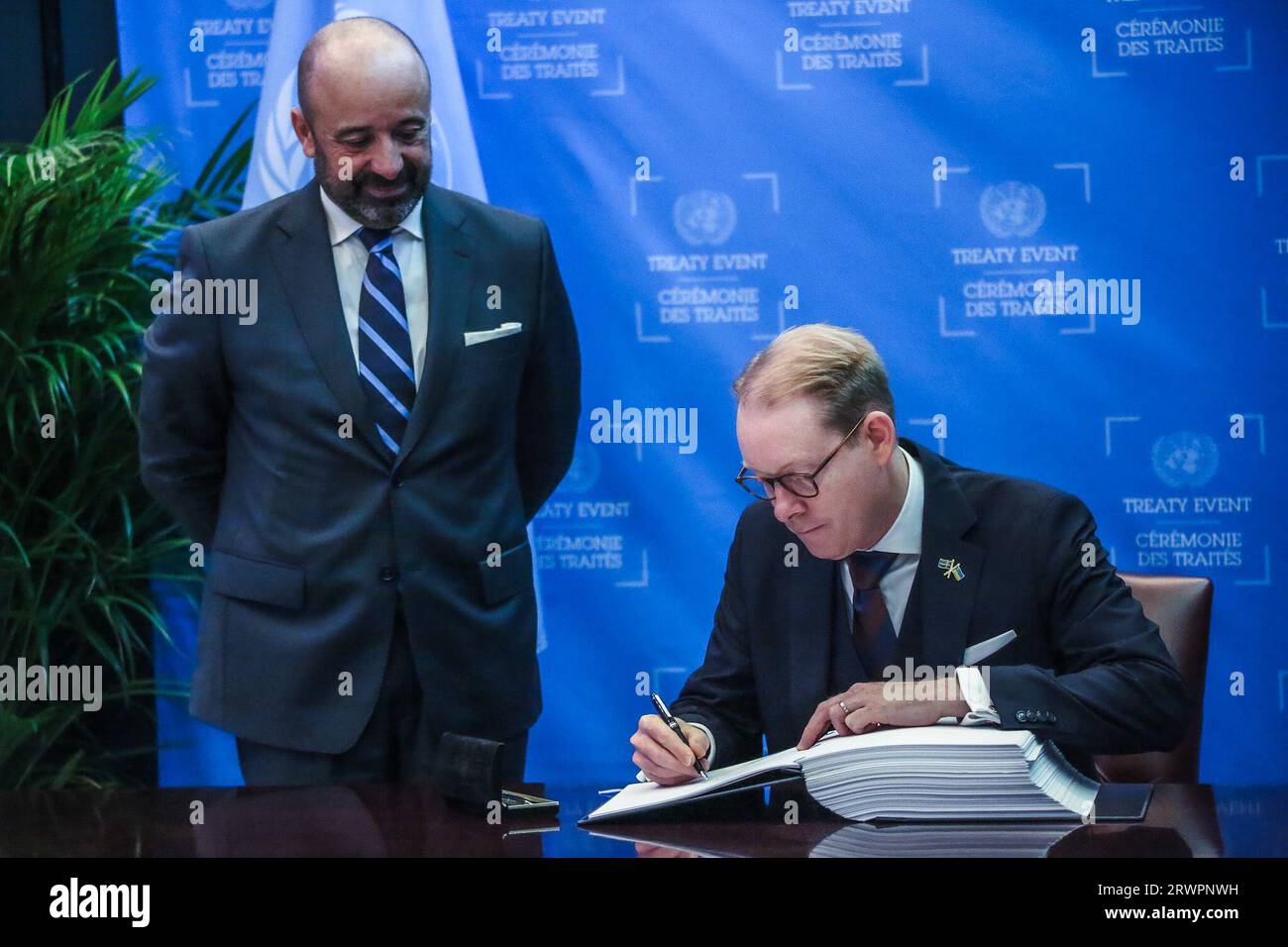New York, New York, USA. 20 settembre 2023. TOBIAS BILLSTROM, ministro degli affari esteri svedese, firma il trattato di accordo ai sensi della Convenzione delle Nazioni Unite sul diritto del mare sulla conservazione e l'uso sostenibile della diversità biologica marina delle aree al di fuori della giurisdizione nazionale. (Immagine di credito: © Bianca Otero/ZUMA Press Wire) SOLO USO EDITORIALE! Non per USO commerciale! Foto Stock