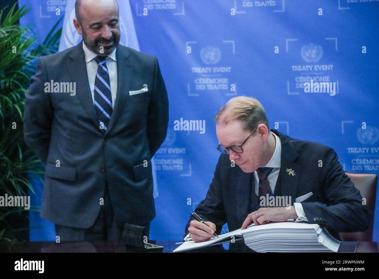 New York, New York, USA. 20 settembre 2023. TOBIAS BILLSTROM, ministro degli affari esteri svedese, firma il trattato di accordo ai sensi della Convenzione delle Nazioni Unite sul diritto del mare sulla conservazione e l'uso sostenibile della diversità biologica marina delle aree al di fuori della giurisdizione nazionale. (Immagine di credito: © Bianca Otero/ZUMA Press Wire) SOLO USO EDITORIALE! Non per USO commerciale! Foto Stock
