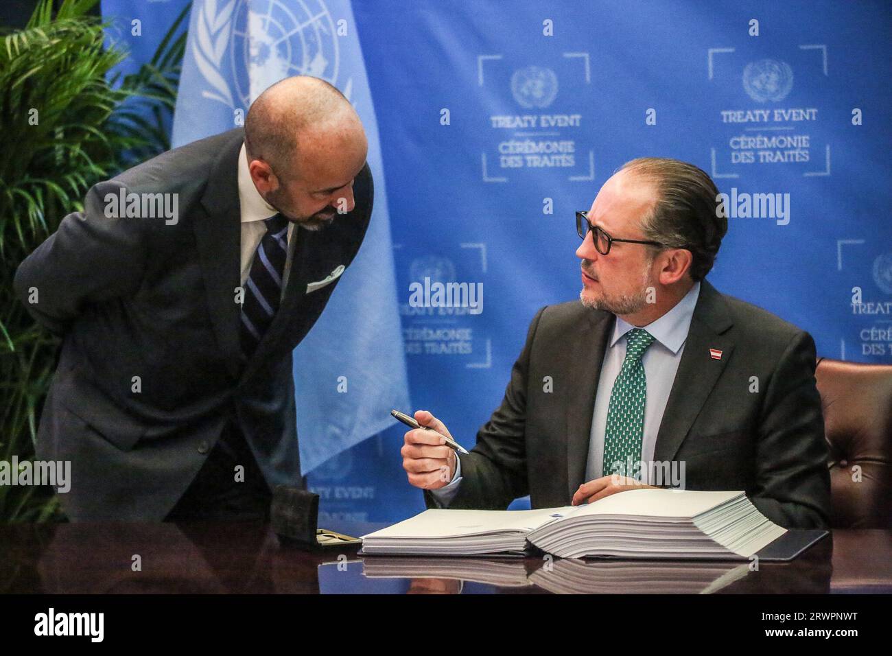New York, New York, USA. 20 settembre 2023. ALEXANDER SCHALLENBERG, ministro degli affari esteri austriaco, firma il trattato di accordo ai sensi della convenzione delle Nazioni Unite sul diritto del mare sulla conservazione e l'uso sostenibile della diversità biologica marina delle zone al di fuori della giurisdizione nazionale. (Immagine di credito: © Bianca Otero/ZUMA Press Wire) SOLO USO EDITORIALE! Non per USO commerciale! Foto Stock