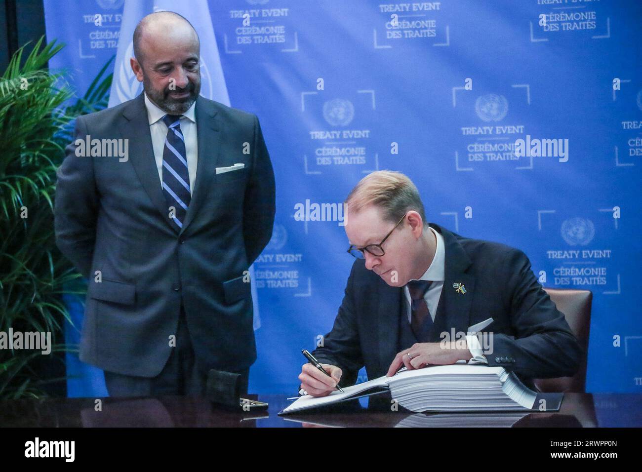 New York, New York, USA. 20 settembre 2023. TOBIAS BILLSTROM, ministro degli affari esteri svedese, firma il trattato di accordo ai sensi della Convenzione delle Nazioni Unite sul diritto del mare sulla conservazione e l'uso sostenibile della diversità biologica marina delle aree al di fuori della giurisdizione nazionale. (Immagine di credito: © Bianca Otero/ZUMA Press Wire) SOLO USO EDITORIALE! Non per USO commerciale! Foto Stock