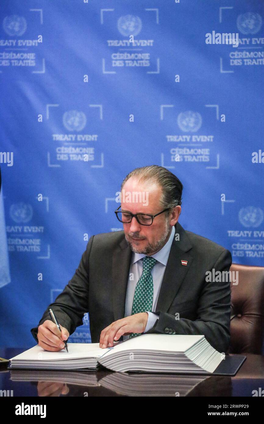 New York, New York, USA. 20 settembre 2023. ALEXANDER SCHALLENBERG, ministro degli affari esteri austriaco, firma il trattato di accordo ai sensi della convenzione delle Nazioni Unite sul diritto del mare sulla conservazione e l'uso sostenibile della diversità biologica marina delle zone al di fuori della giurisdizione nazionale. (Immagine di credito: © Bianca Otero/ZUMA Press Wire) SOLO USO EDITORIALE! Non per USO commerciale! Foto Stock