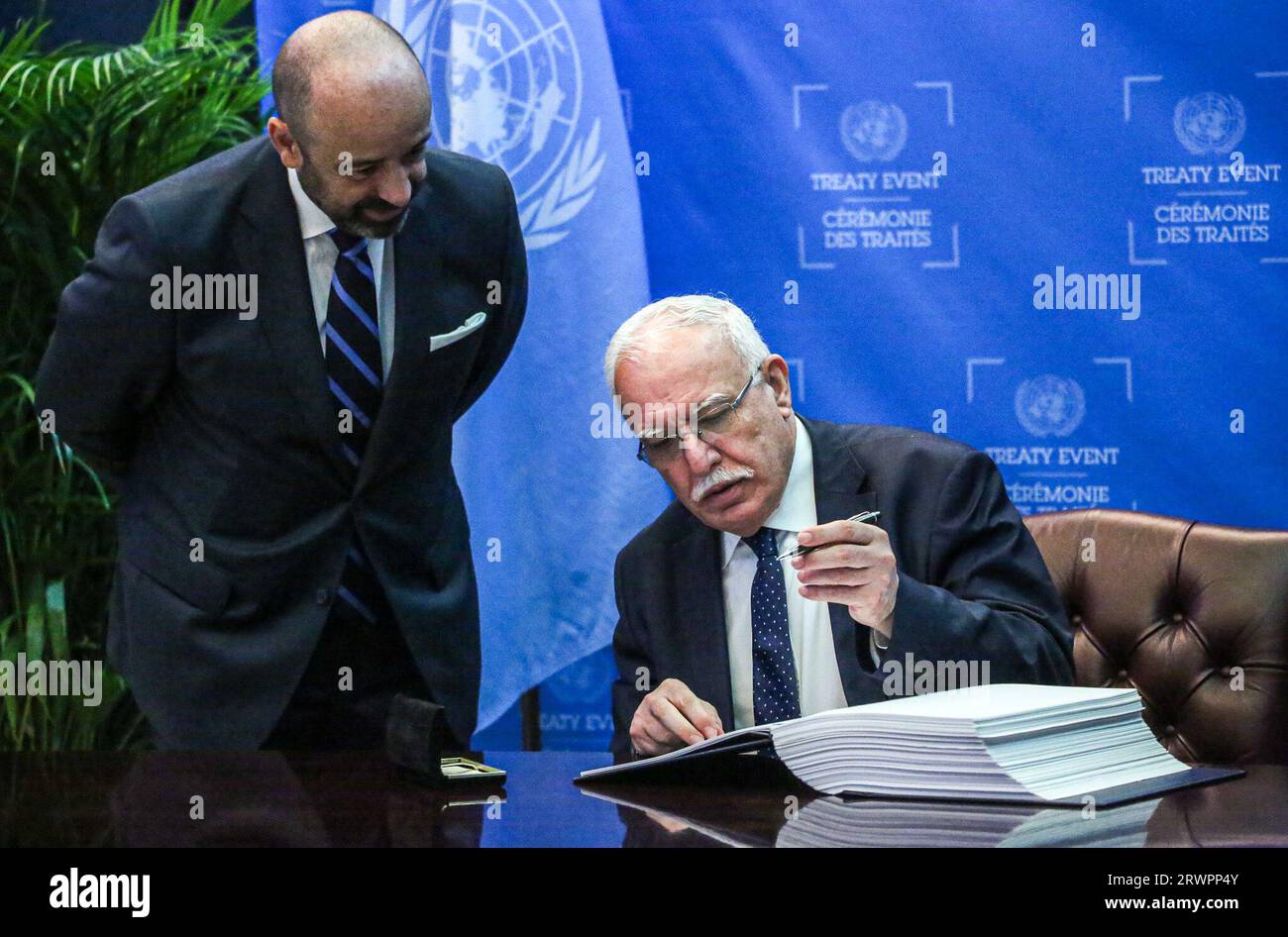New York, New York, USA. 20 settembre 2023. RIAD AL-MALKI, ministro degli affari esteri dello Stato di Palestina, firma il trattato di accordo ai sensi della Convenzione delle Nazioni Unite sul diritto del mare sulla conservazione e l'uso sostenibile della diversità biologica marina delle aree al di fuori della giurisdizione nazionale. (Immagine di credito: © Bianca Otero/ZUMA Press Wire) SOLO USO EDITORIALE! Non per USO commerciale! Foto Stock