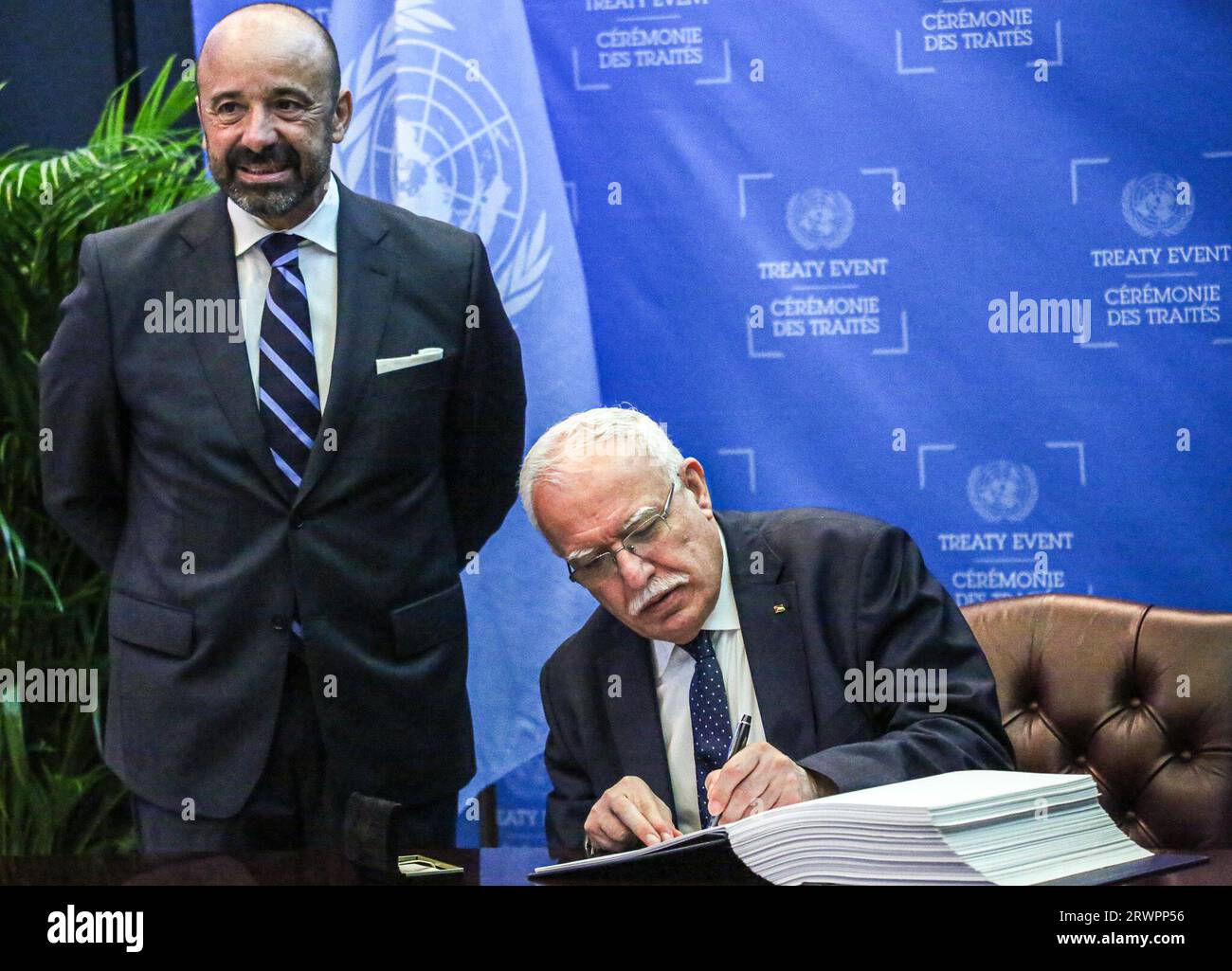 New York, New York, USA. 20 settembre 2023. RIAD AL-MALKI, ministro degli affari esteri dello Stato di Palestina, firma il trattato di accordo ai sensi della Convenzione delle Nazioni Unite sul diritto del mare sulla conservazione e l'uso sostenibile della diversità biologica marina delle aree al di fuori della giurisdizione nazionale. (Immagine di credito: © Bianca Otero/ZUMA Press Wire) SOLO USO EDITORIALE! Non per USO commerciale! Foto Stock