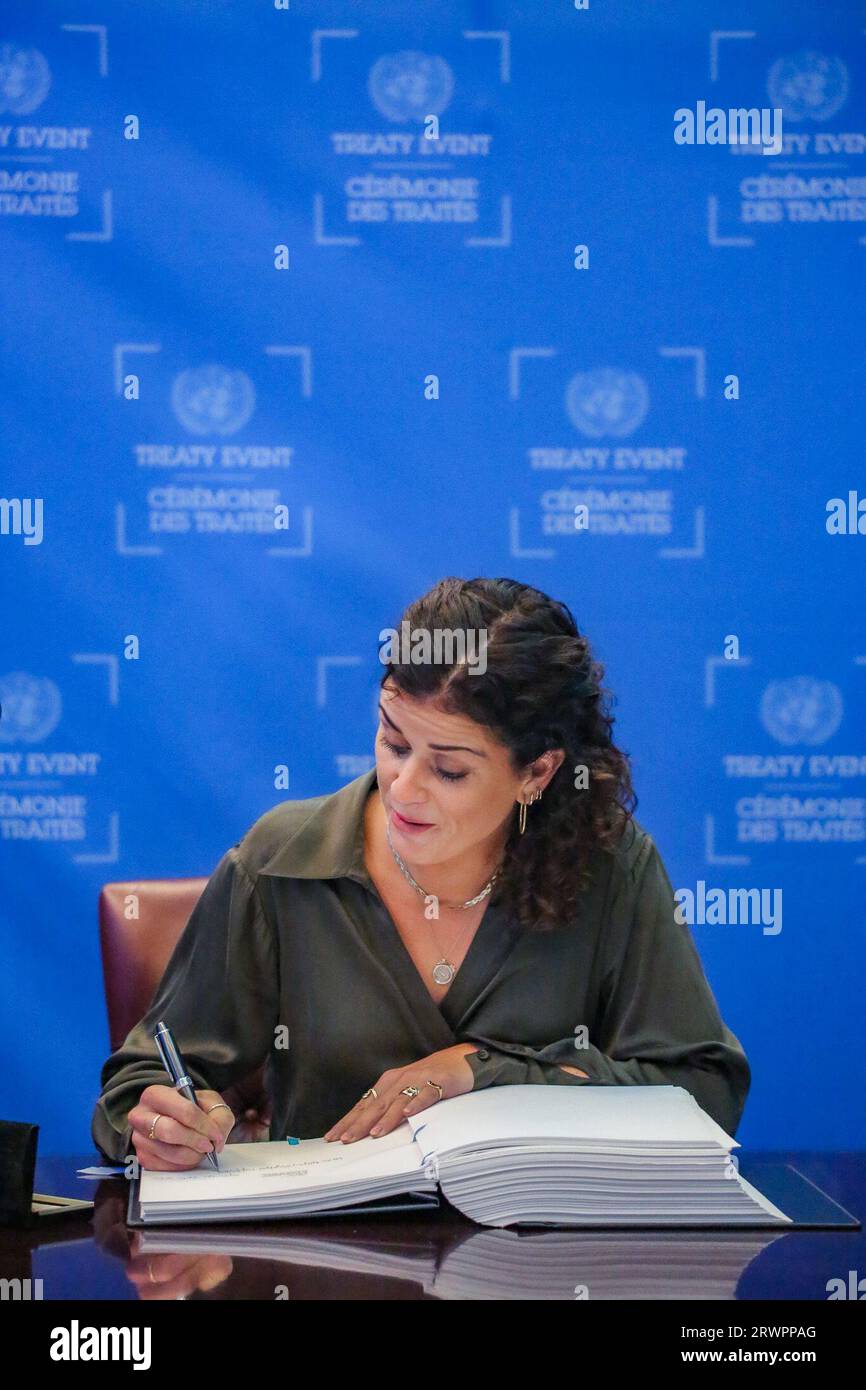 New York, New York, USA. 20 settembre 2023. Il ministro degli affari esteri islandese THORDIS KOLBRUN REYKFJORD GYLFADOTTIR firma il trattato di accordo ai sensi della convenzione delle Nazioni Unite sul diritto del mare sulla conservazione e l'uso sostenibile della diversità biologica marina delle zone al di fuori della giurisdizione nazionale. (Immagine di credito: © Bianca Otero/ZUMA Press Wire) SOLO USO EDITORIALE! Non per USO commerciale! Foto Stock