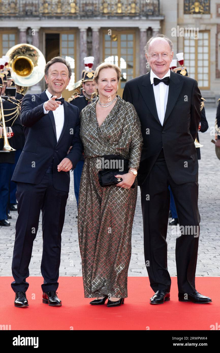 Versailles, Francia. 8 marzo 2023. Stephane Bern, Laurence de Gaulle e Yves de Gaulle arrivano alla Reggia di Versailles prima della cena di Stato che si tiene in onore del re Carlo III e della regina Camilla nella sala degli specchi della Reggia di Versailles il 20 settembre 2023 a Versailles, in Francia. Foto di David Niviere/ABACAPRESS.COM credito: Abaca Press/Alamy Live News Foto Stock