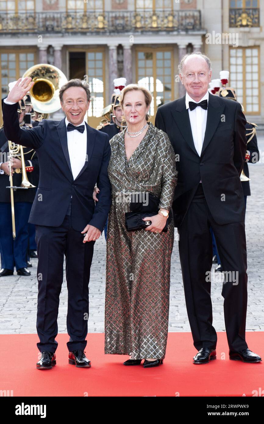 Versailles, Francia. 8 marzo 2023. Stephane Bern, Laurence de Gaulle e Yves de Gaulle arrivano alla Reggia di Versailles prima della cena di Stato che si tiene in onore del re Carlo III e della regina Camilla nella sala degli specchi della Reggia di Versailles il 20 settembre 2023 a Versailles, in Francia. Foto di David Niviere/ABACAPRESS.COM credito: Abaca Press/Alamy Live News Foto Stock