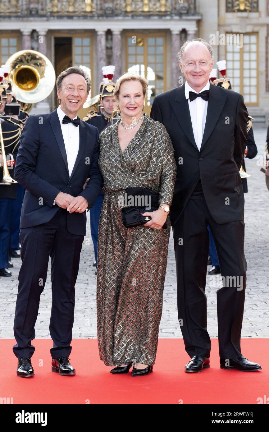 Versailles, Francia. 8 marzo 2023. Stephane Bern, Laurence de Gaulle e Yves de Gaulle arrivano alla Reggia di Versailles prima della cena di Stato che si tiene in onore del re Carlo III e della regina Camilla nella sala degli specchi della Reggia di Versailles il 20 settembre 2023 a Versailles, in Francia. Foto di David Niviere/ABACAPRESS.COM credito: Abaca Press/Alamy Live News Foto Stock