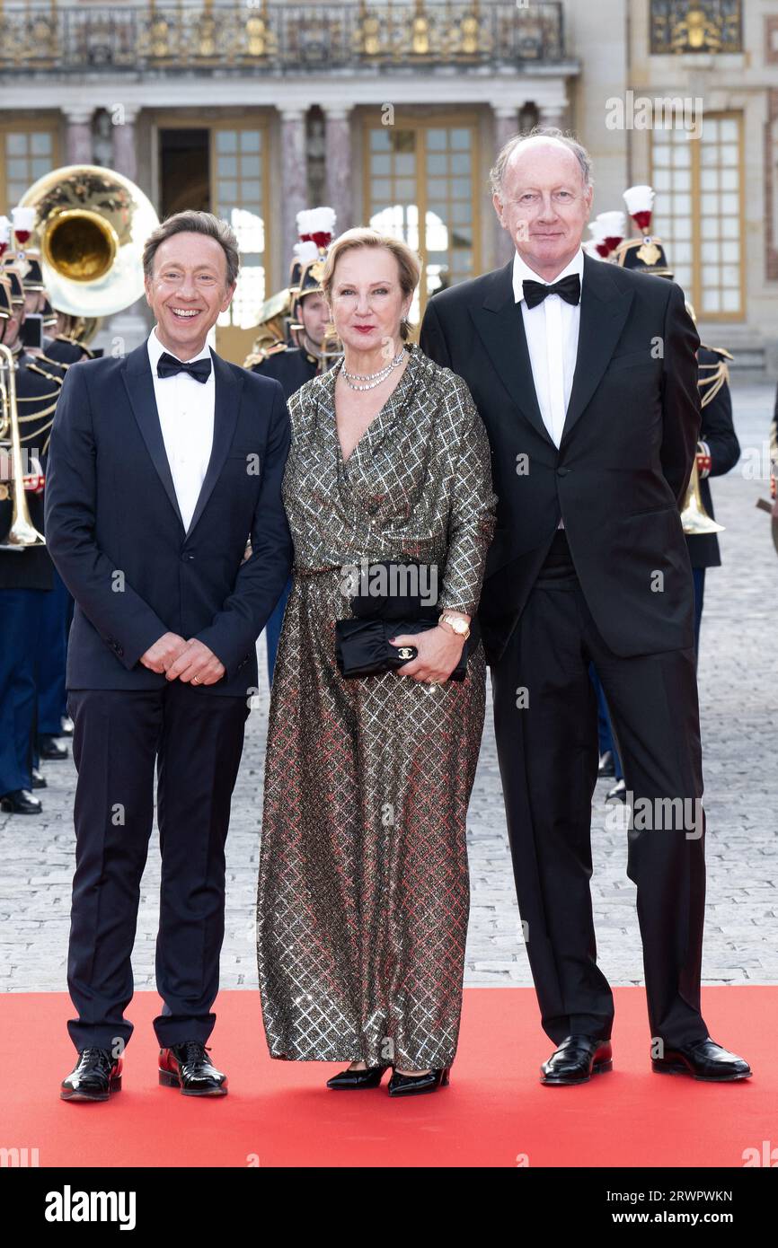 Versailles, Francia. 8 marzo 2023. Stephane Bern, Laurence de Gaulle e Yves de Gaulle arrivano alla Reggia di Versailles prima della cena di Stato che si tiene in onore del re Carlo III e della regina Camilla nella sala degli specchi della Reggia di Versailles il 20 settembre 2023 a Versailles, in Francia. Foto di David Niviere/ABACAPRESS.COM credito: Abaca Press/Alamy Live News Foto Stock