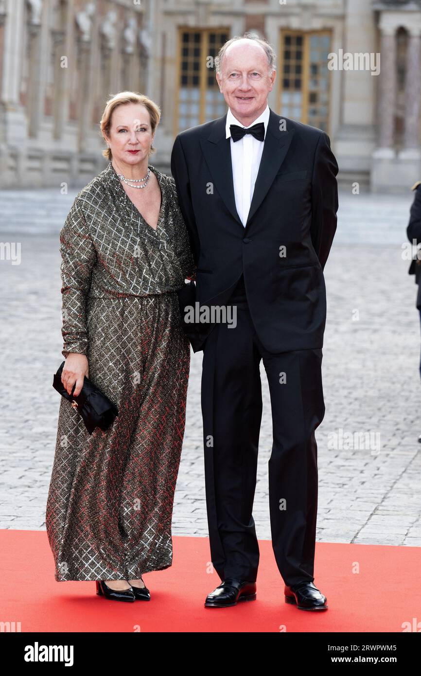 Versailles, Francia. 8 marzo 2023. Laurence de Gaulle e Yves de Gaulle arrivano alla Reggia di Versailles prima della cena di Stato che si tiene in onore del re Carlo III e della regina Camilla nella sala degli specchi della Reggia di Versailles il 20 settembre 2023 a Versailles, in Francia. Foto di David Niviere/ABACAPRESS.COM credito: Abaca Press/Alamy Live News Foto Stock