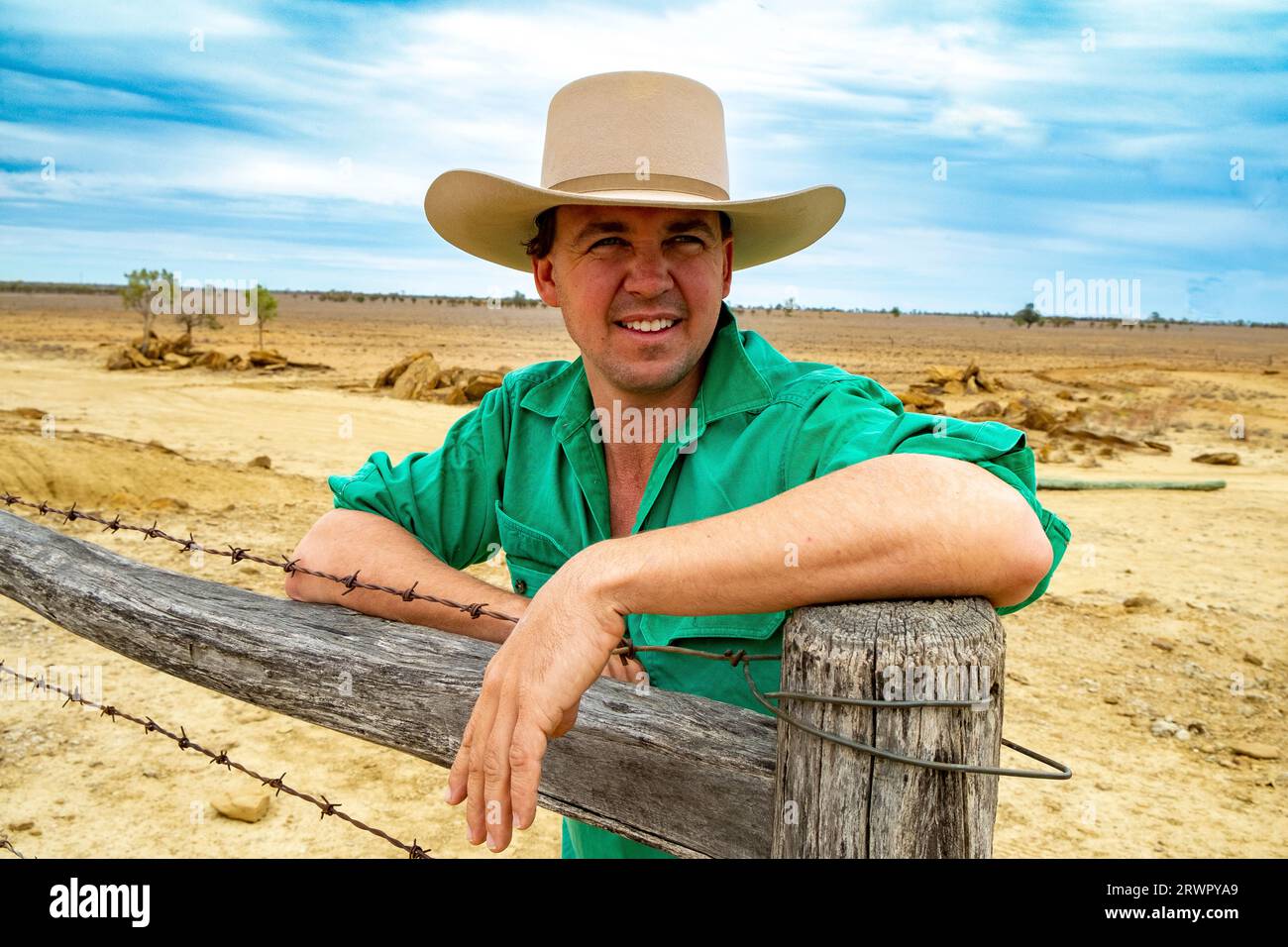 L'allevatore australiano di pecore e grazier, a causa della siccità, hanno colpito la proprietà nel Queensland Foto Stock