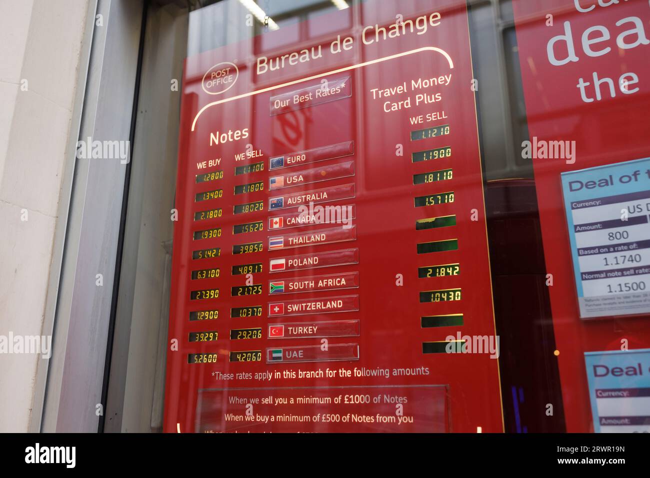 Il Bureau de Change viene visualizzato nella finestra di un ufficio postale nel centro di Londra. Foto Stock