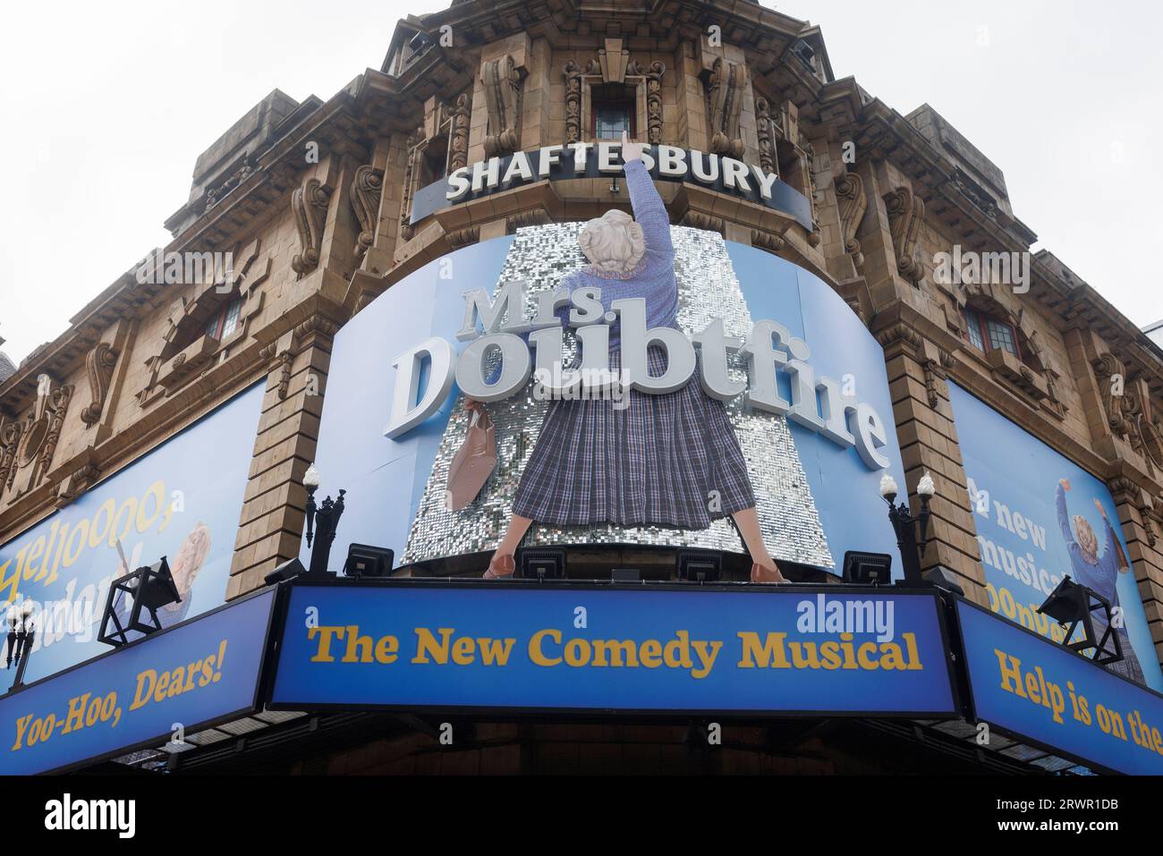 Lo Shaftesbury Theatre, un teatro del West End situato in Shaftesbury Avenue, nel borgo londinese di Camden. Ha aperto nel 1911 come The New Prince's Thea Foto Stock