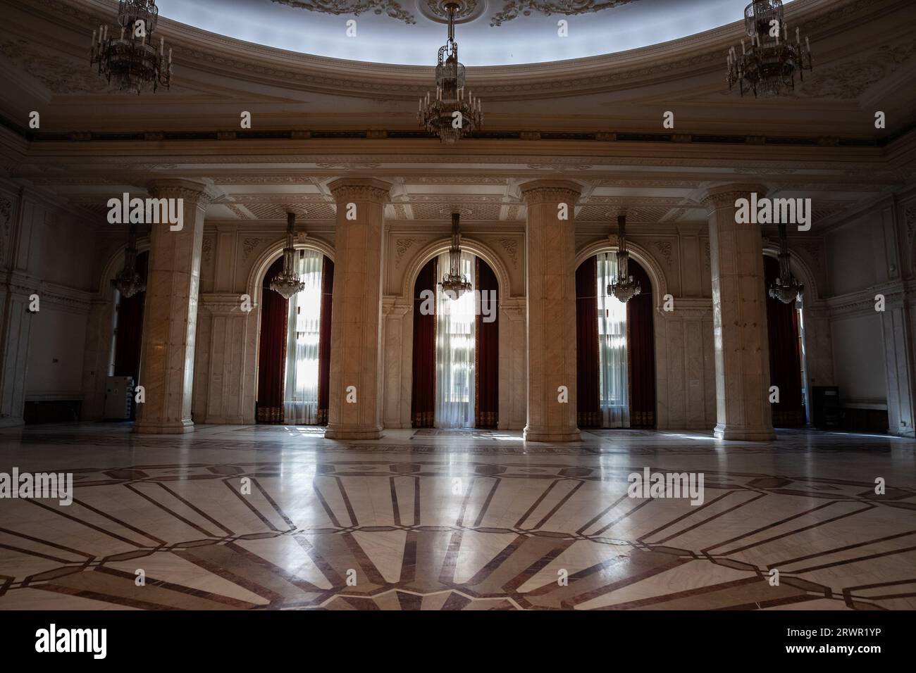 Immagine dell'interno del palazzo rumeno del parlamento, con particolare attenzione alle grandi finestre di una sala di ricevimento. Il Palazzo del Parlamento, anche kn Foto Stock